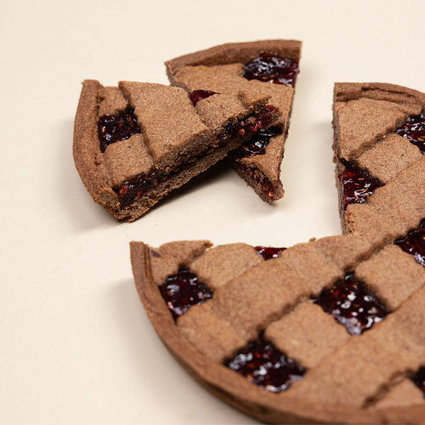 Crostata al cacao con confettura di lamponi