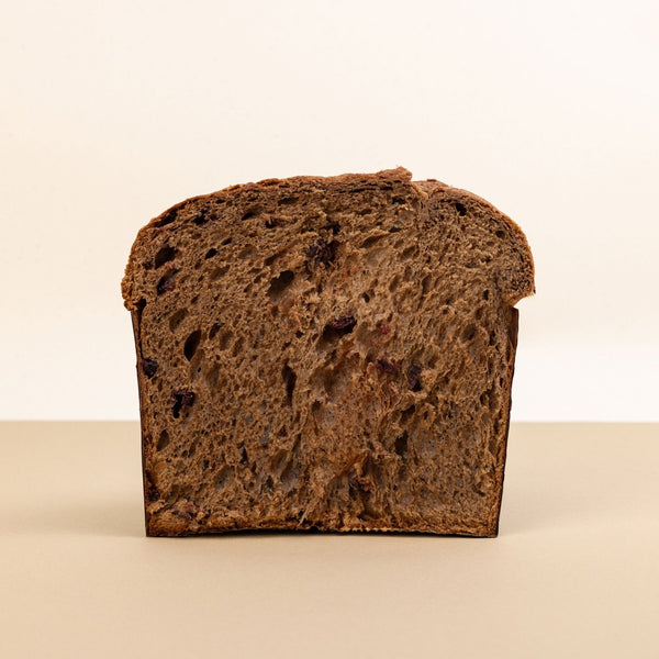 Panettone al cioccolato con visciole di Cantiano